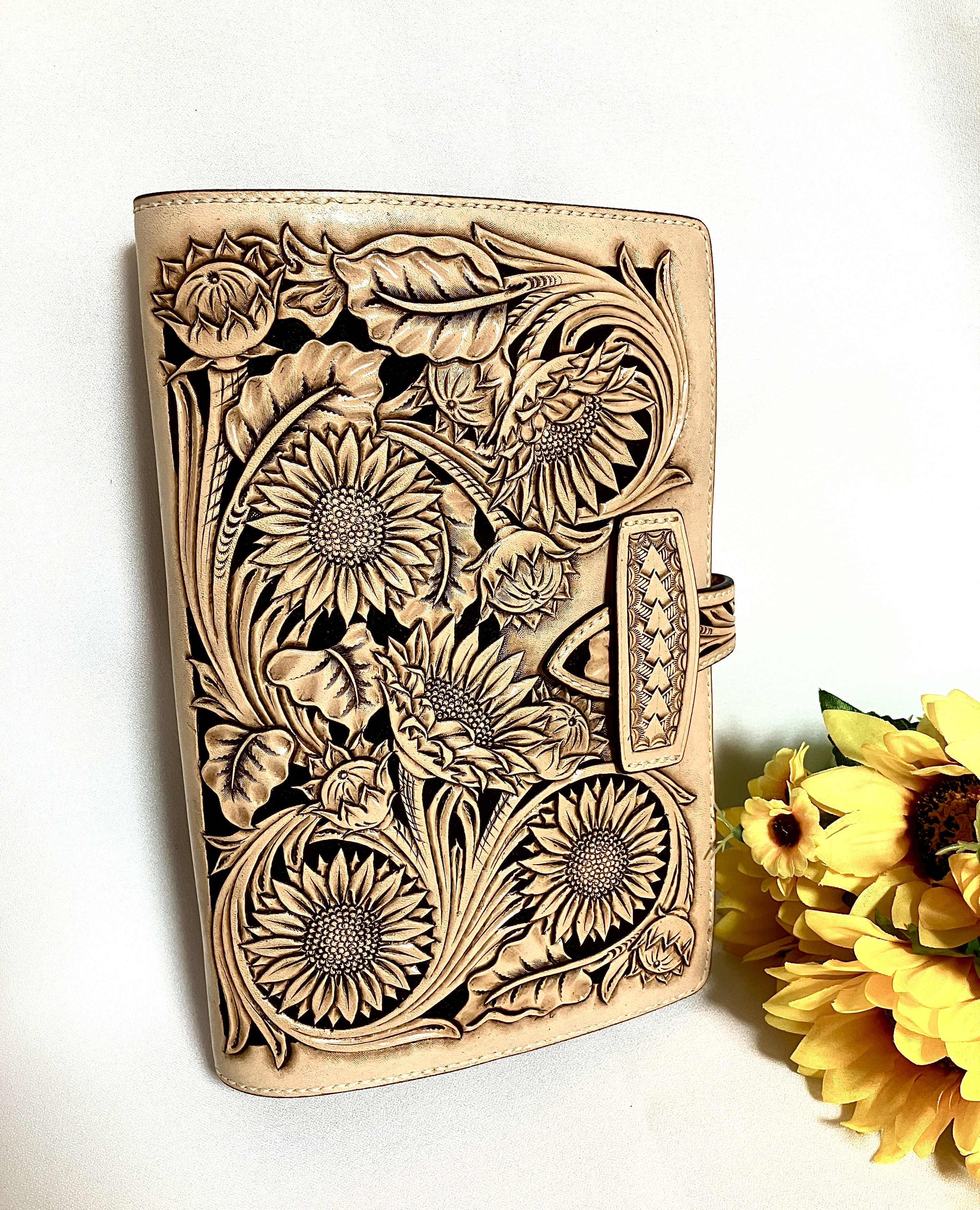 ひまわり様オーダー レザーカービング iPhone16 手帳型ケース