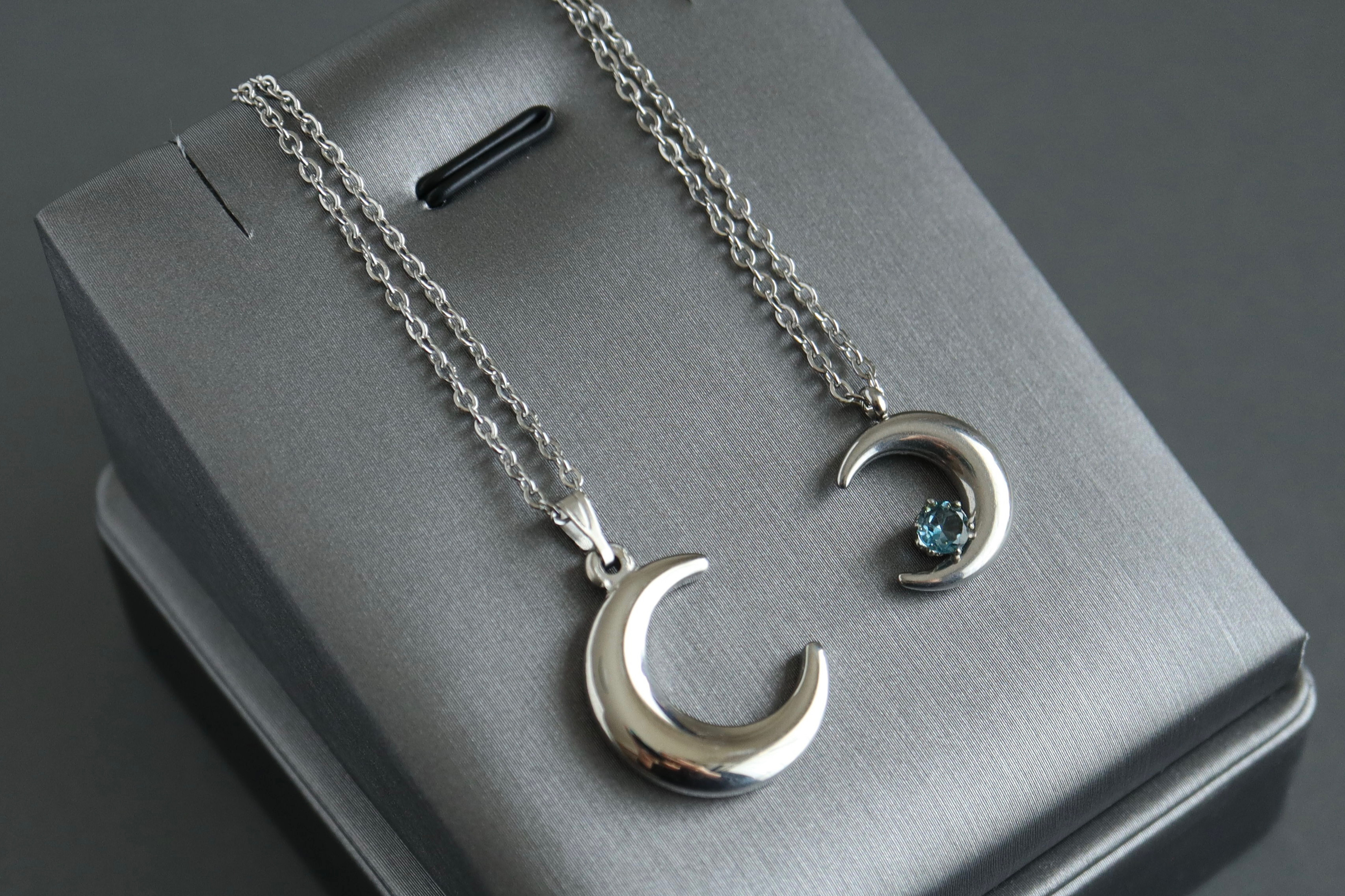 ロンドンブルートパーズのペアペンダント＊天然石＊11月誕生石＊三日月＊サージカルステンレス【crescent moon】