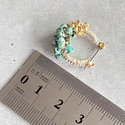 【バイカラービーズ＊ラメ糸の粒々フープピアス】チタンポスト/ゴールド×ターコイズカラー/夏色 7枚目の画像