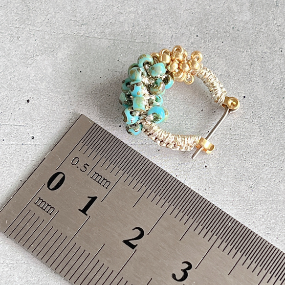 【バイカラービーズ＊ラメ糸の粒々フープピアス】チタンポスト/ゴールド×ターコイズカラー/夏色 7枚目の画像