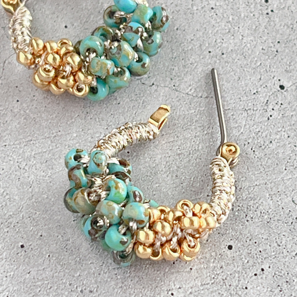 【バイカラービーズ＊ラメ糸の粒々フープピアス】チタンポスト/ゴールド×ターコイズカラー/夏色 5枚目の画像
