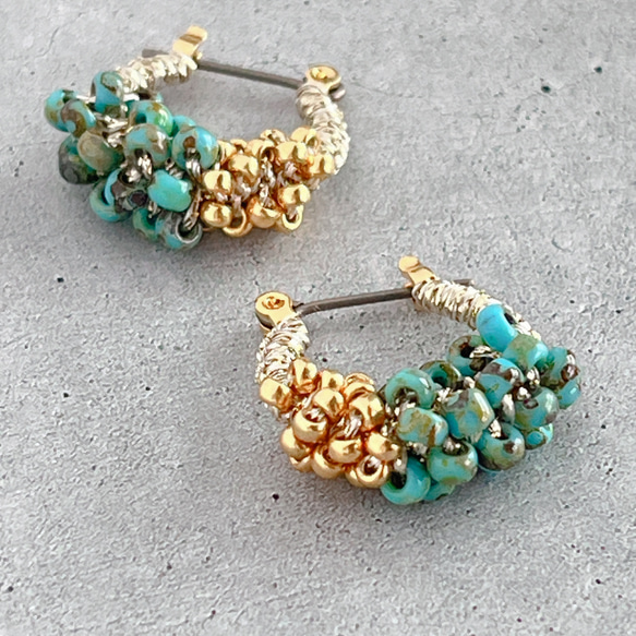 【バイカラービーズ＊ラメ糸の粒々フープピアス】チタンポスト/ゴールド×ターコイズカラー/夏色 2枚目の画像