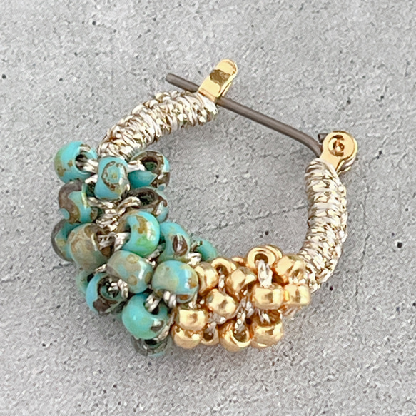 【バイカラービーズ＊ラメ糸の粒々フープピアス】チタンポスト/ゴールド×ターコイズカラー/夏色 4枚目の画像