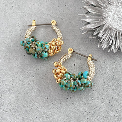 【バイカラービーズ＊ラメ糸の粒々フープピアス】チタンポスト/ゴールド×ターコイズカラー/夏色 1枚目の画像