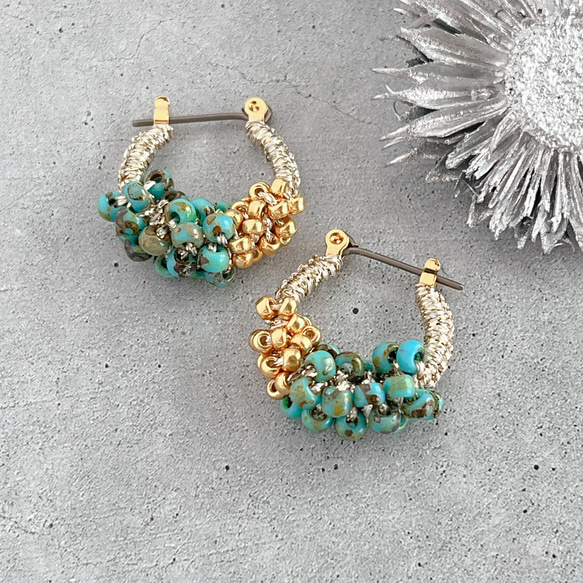 【バイカラービーズ＊ラメ糸の粒々フープピアス】チタンポスト/ゴールド×ターコイズカラー/夏色 1枚目の画像