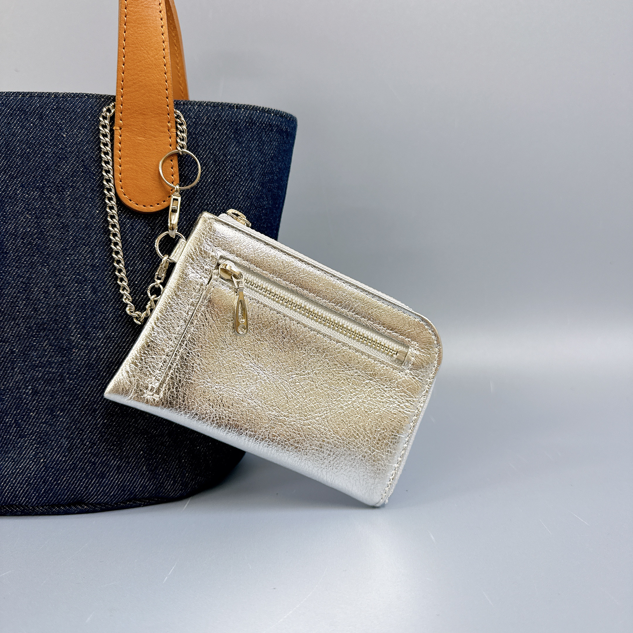 お財布やキーケースにも使える便利なコンパクトマルチケース シルバー箔