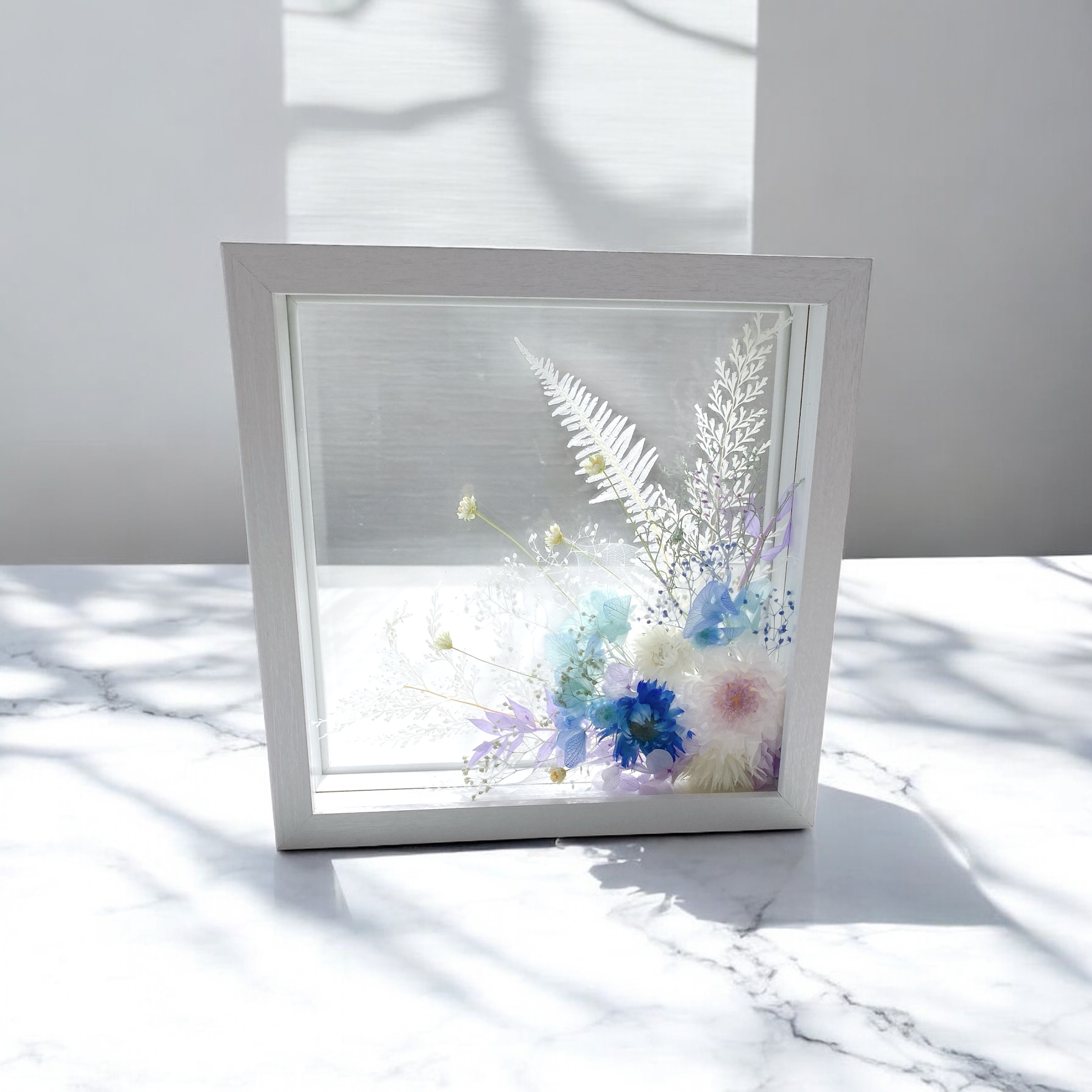 「雫の祈り」お彼岸　ガラスフレーム　仏花  プリザーブドフラワー　お供え花　贈り物　文字入れ可能　菊　カスミソウ