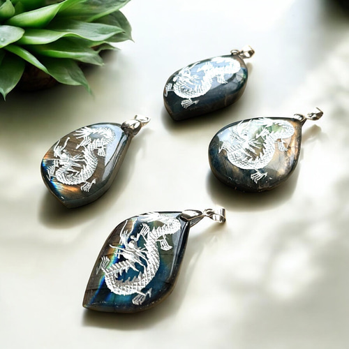 ラブラドライトが【ゴールドカラー】に光る石さんで【銀の龍神様】の