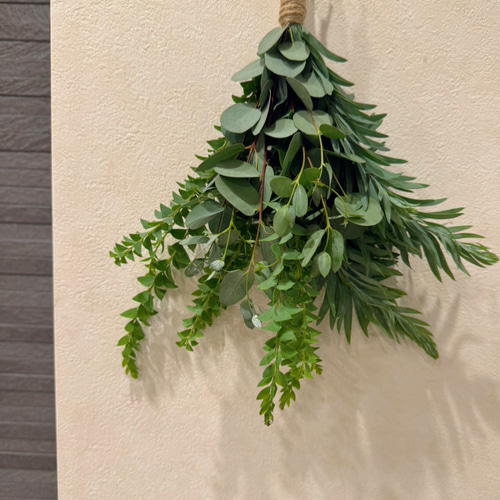 ユーカリ　①なんとなくブルースワッグ　ミニスワッグ 土と風の植物園｜ブルーファンタジアとユーカリのスワッグ - 土