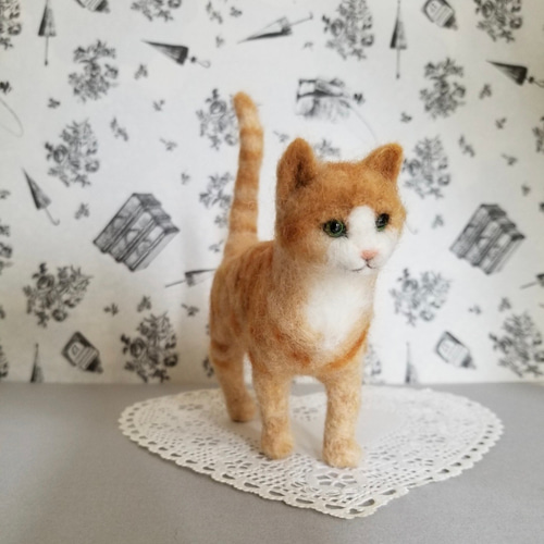 羊毛フェルト猫 茶トラ猫 猫好きさんへ かわいい猫置物 羊毛フェルト茶