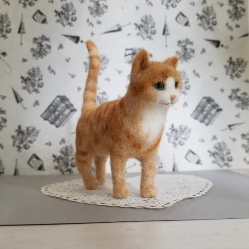 羊毛フェルト猫 茶トラ猫 猫好きさんへ かわいい猫置物 羊毛フェルト茶