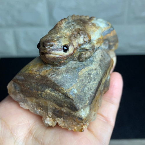 天然石　高品質　アマゾナイト トカゲ　原石　手彫り置物　 綺麗　大きい 激レア！ アメジストと熔岩石のコラボ 手彫り 彫刻 トカゲ 670g 天然石