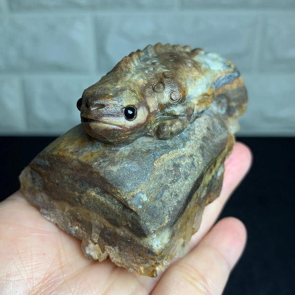 天然水晶彫刻トカゲは、二次結晶化を伴う数十億の幸運の水晶クラスター