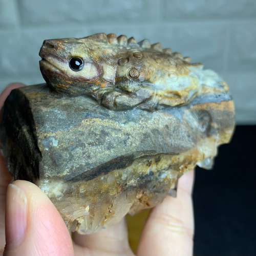 天然水晶彫刻トカゲは、二次結晶化を伴う数十億の幸運の水晶クラスター