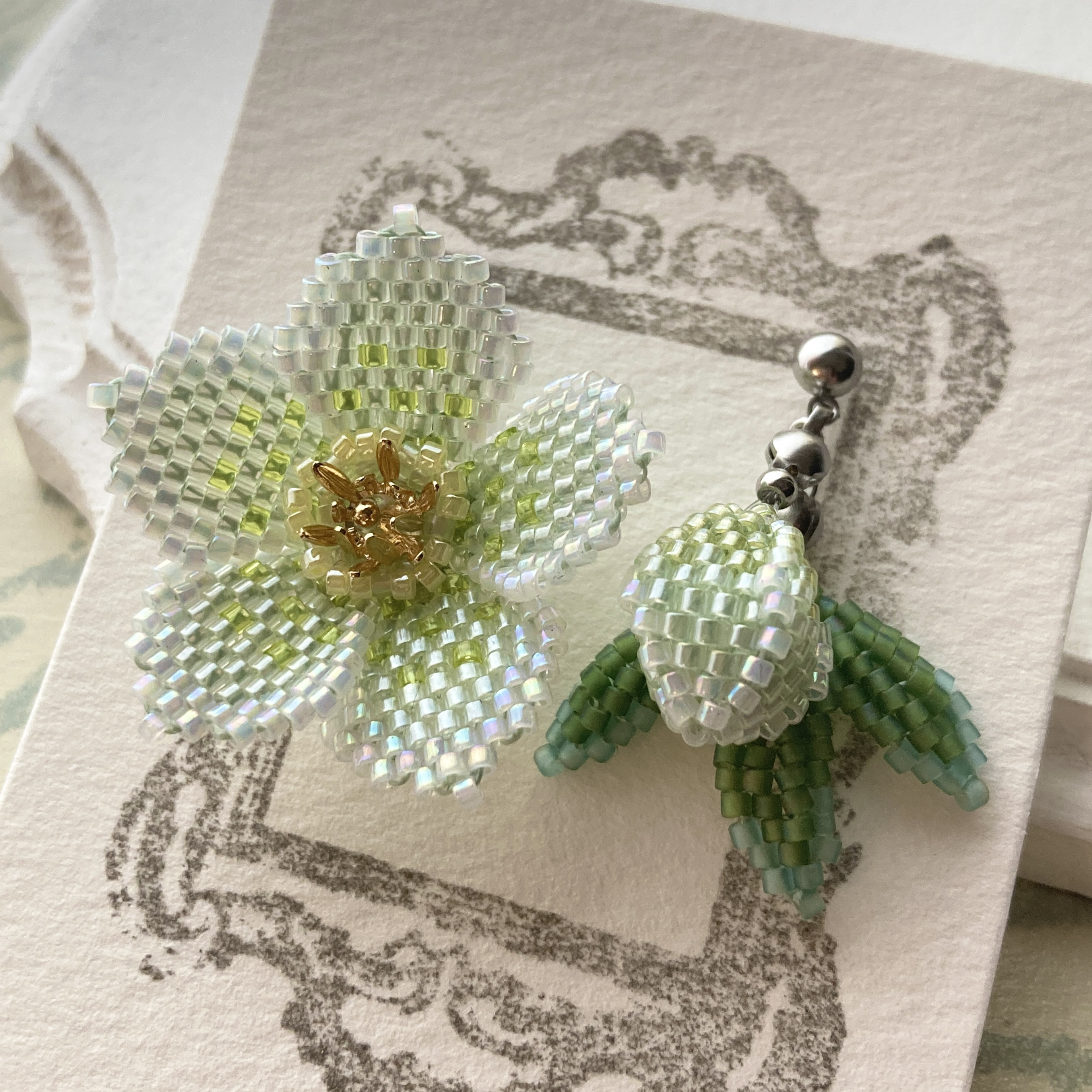 シェイプドステッチでつくる＊クリスマスローズ(淡い緑)のピアス