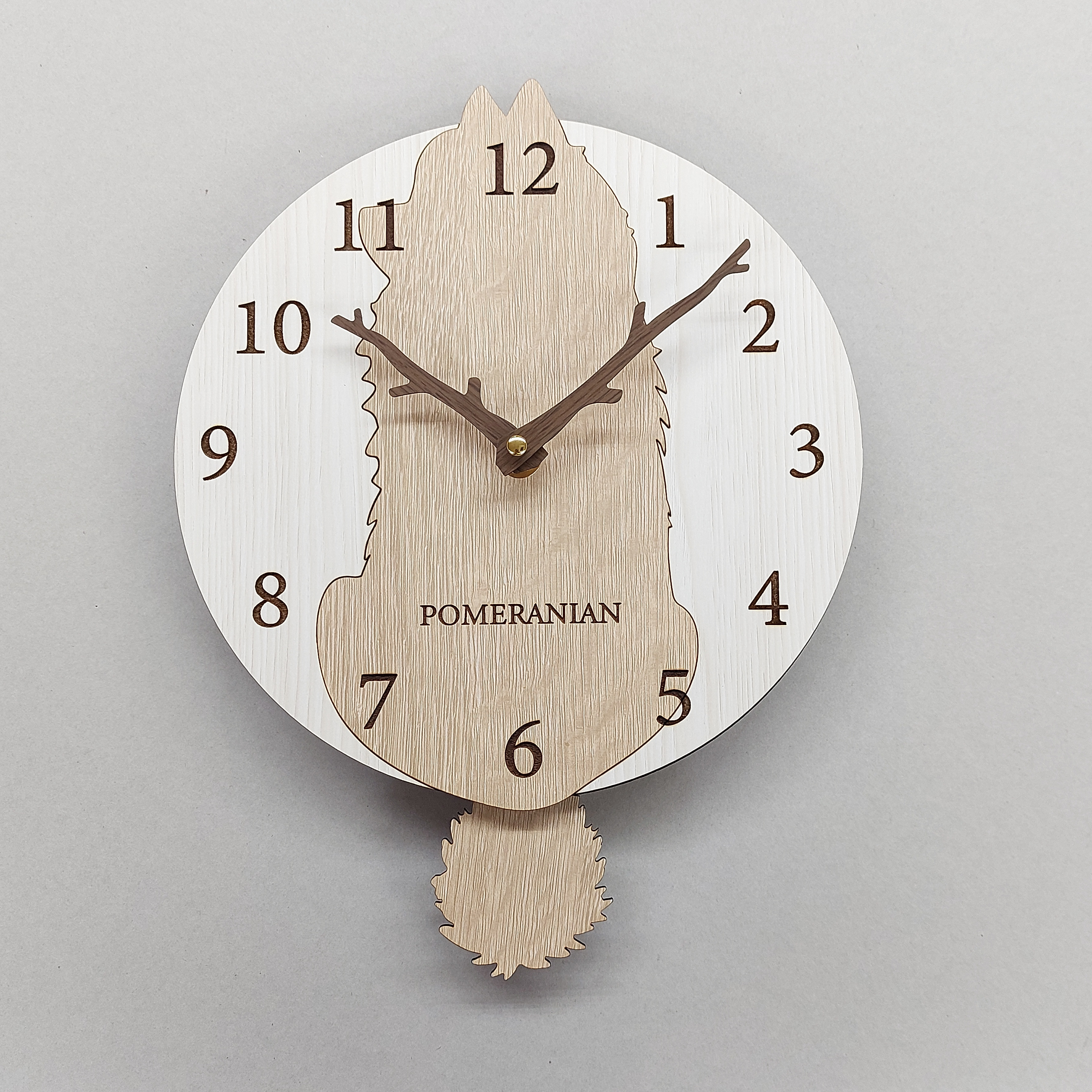 【期間限定3000円引き】【静音タイプに変更可】名入れ　ポメラニアン　ベージュ　しっぽが振り子・掛け時計
