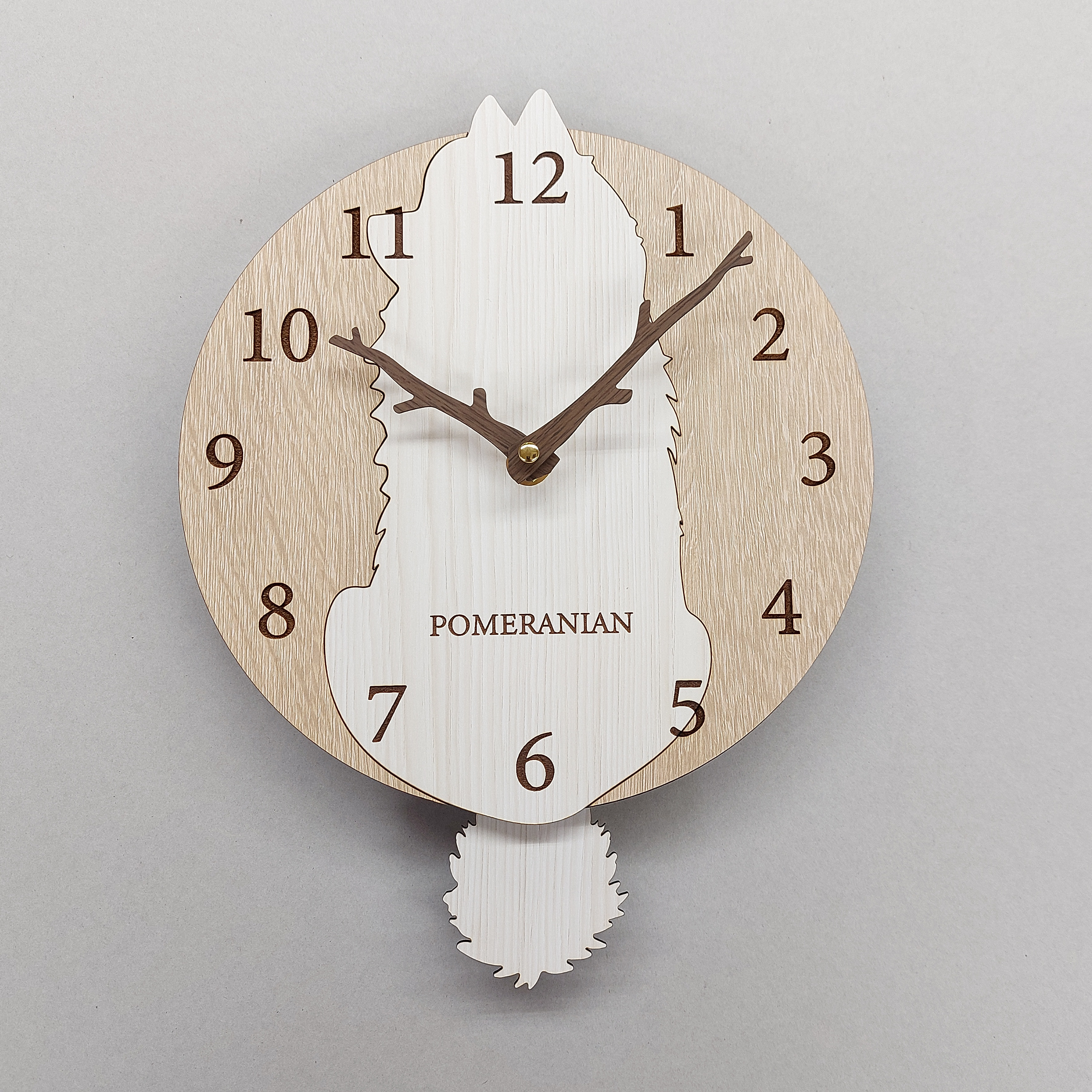 【期間限定3000円引き】【静音タイプに変更可】名入れ　ポメラニアン　白　しっぽが振り子・掛け時計
