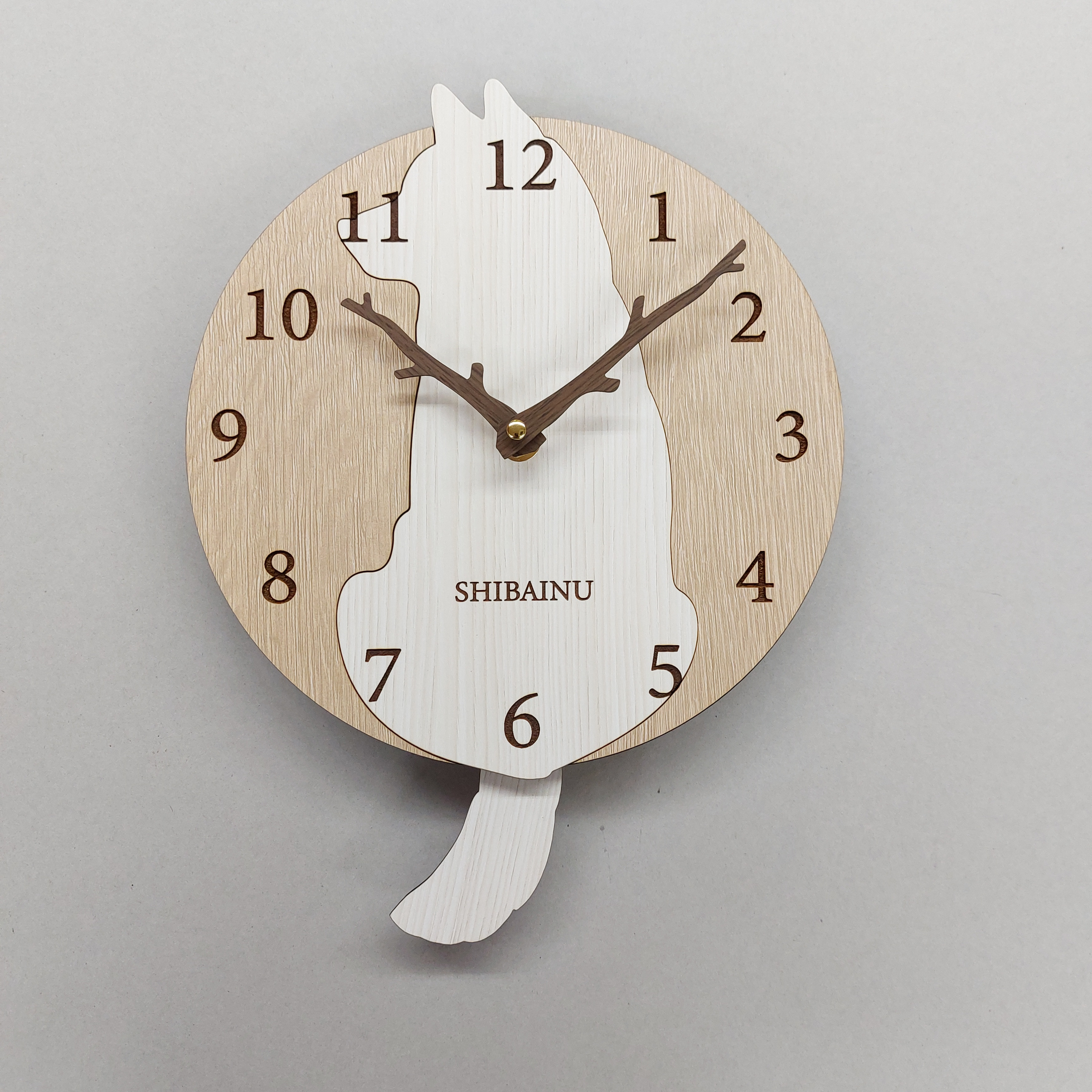 【期間限定3000円引き】【静音タイプに変更可】名入れ　柴犬　白　しっぽが振り子・掛け時計