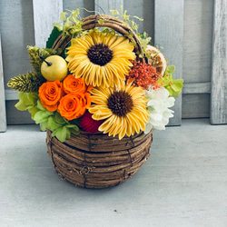 ひまわりとローズのバスケットアレンジ　退職祝い 新築祝い　仏花　開店祝い　結婚祝い　プリザーブドフラワー　お供え　 2枚目の画像
