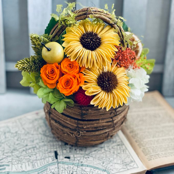 ひまわりとローズのバスケットアレンジ　退職祝い 新築祝い　仏花　開店祝い　結婚祝い　プリザーブドフラワー　お供え　 1枚目の画像