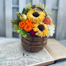 ひまわりとローズのバスケットアレンジ　退職祝い 新築祝い　仏花　開店祝い　結婚祝い　プリザーブドフラワー　お供え　 3枚目の画像