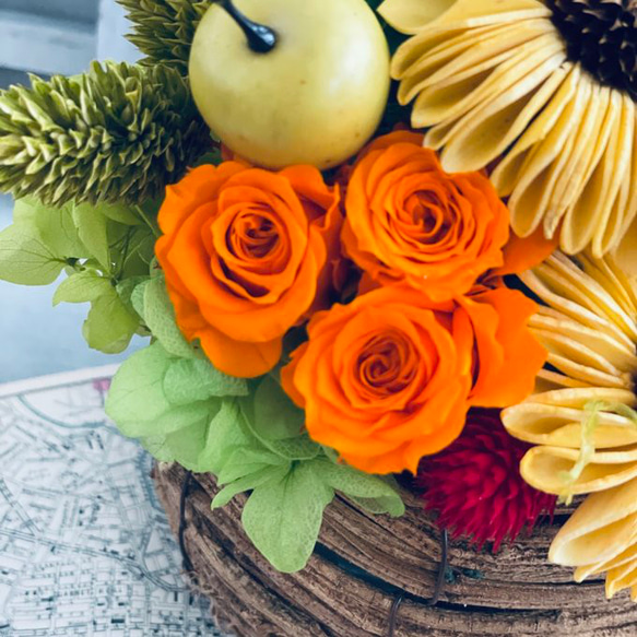 ひまわりとローズのバスケットアレンジ　退職祝い 新築祝い　仏花　開店祝い　結婚祝い　プリザーブドフラワー　お供え　 4枚目の画像