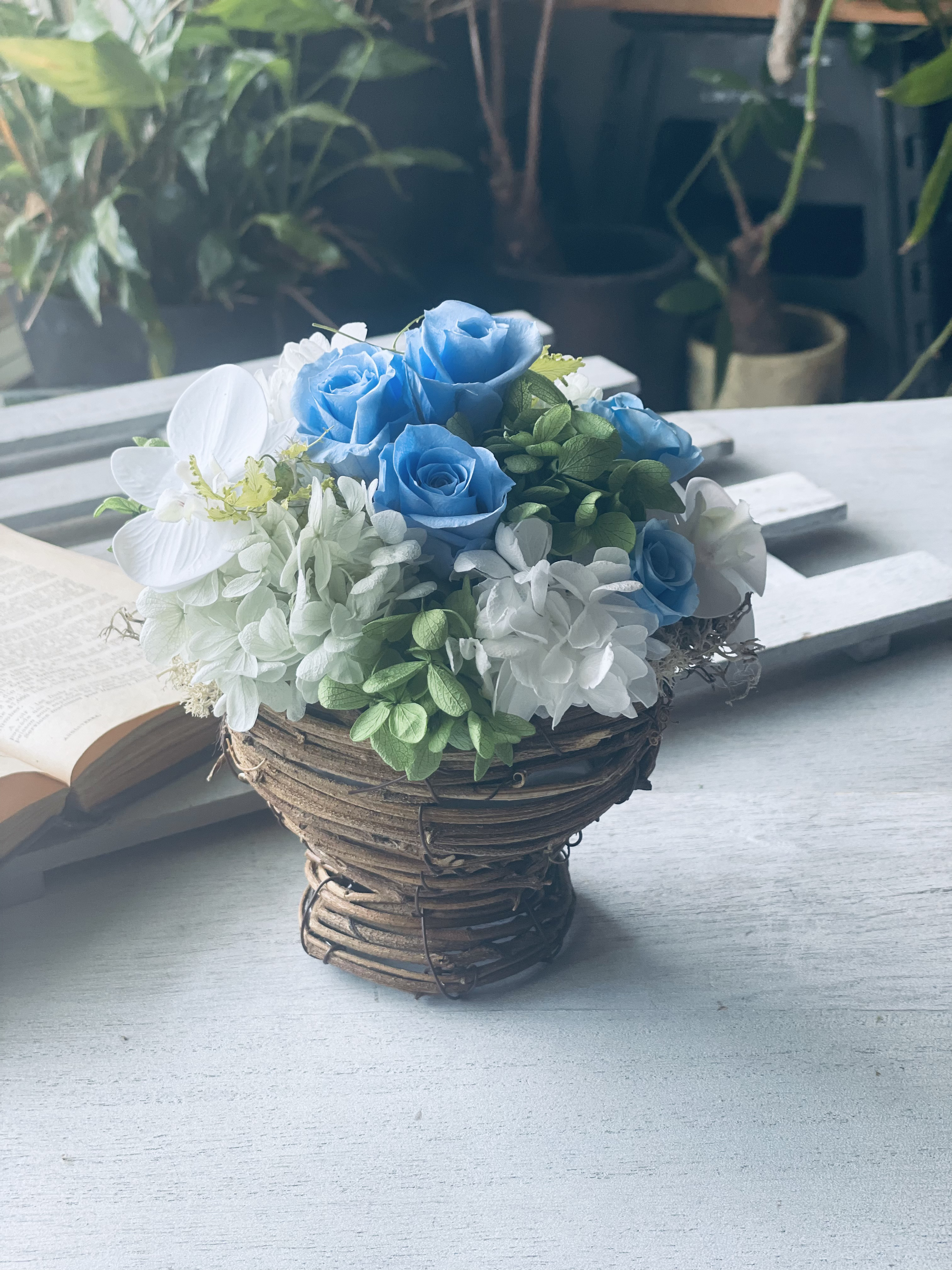 胡蝶蘭とブルーローズのカゴアレンジ　プリザーブドフラワー　退職祝い　お供え　御供え　結婚祝い　開店祝い　新築祝い