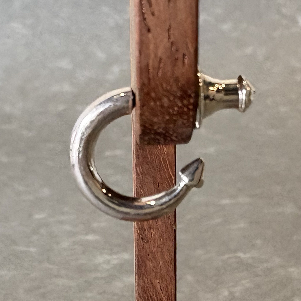 小悪魔ちゃんのシンプルなシルバーピアス「DEVIL'S TAIL PIERCE」