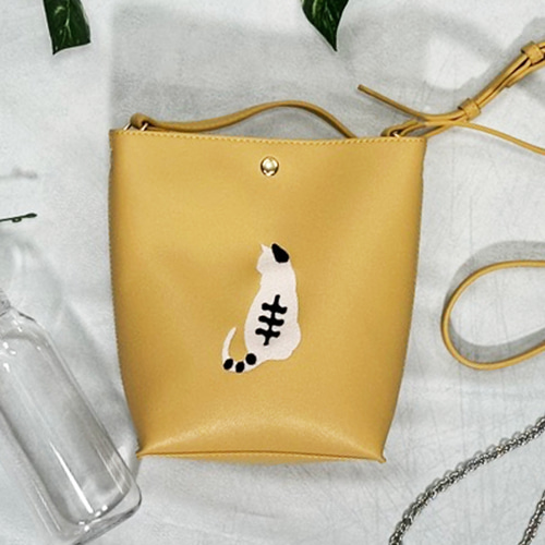 専用　ハンドメイド　キリン型　バッグ　刺繍　猫　イルカ　ミニリュック型ポーチ 送料無料】大人の猫の背中向き刺繍 フェイクレザー ミニショルダー