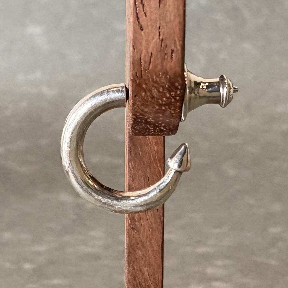 小悪魔ちゃんのシンプルなシルバーピアス「DEVIL'S TAIL PIERCE2」