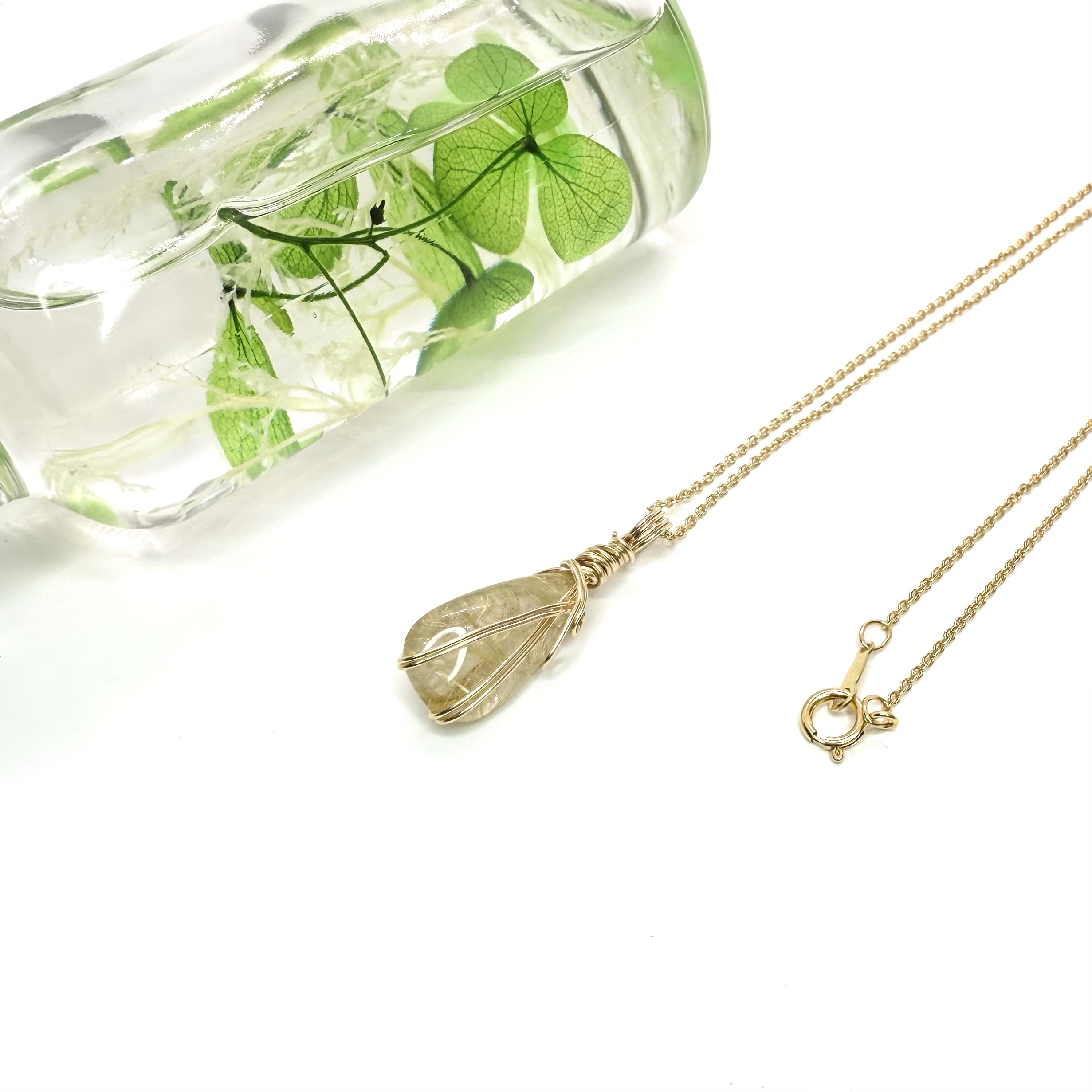虹色の煌めき〜黄金のルチルクォーツネックレス〜