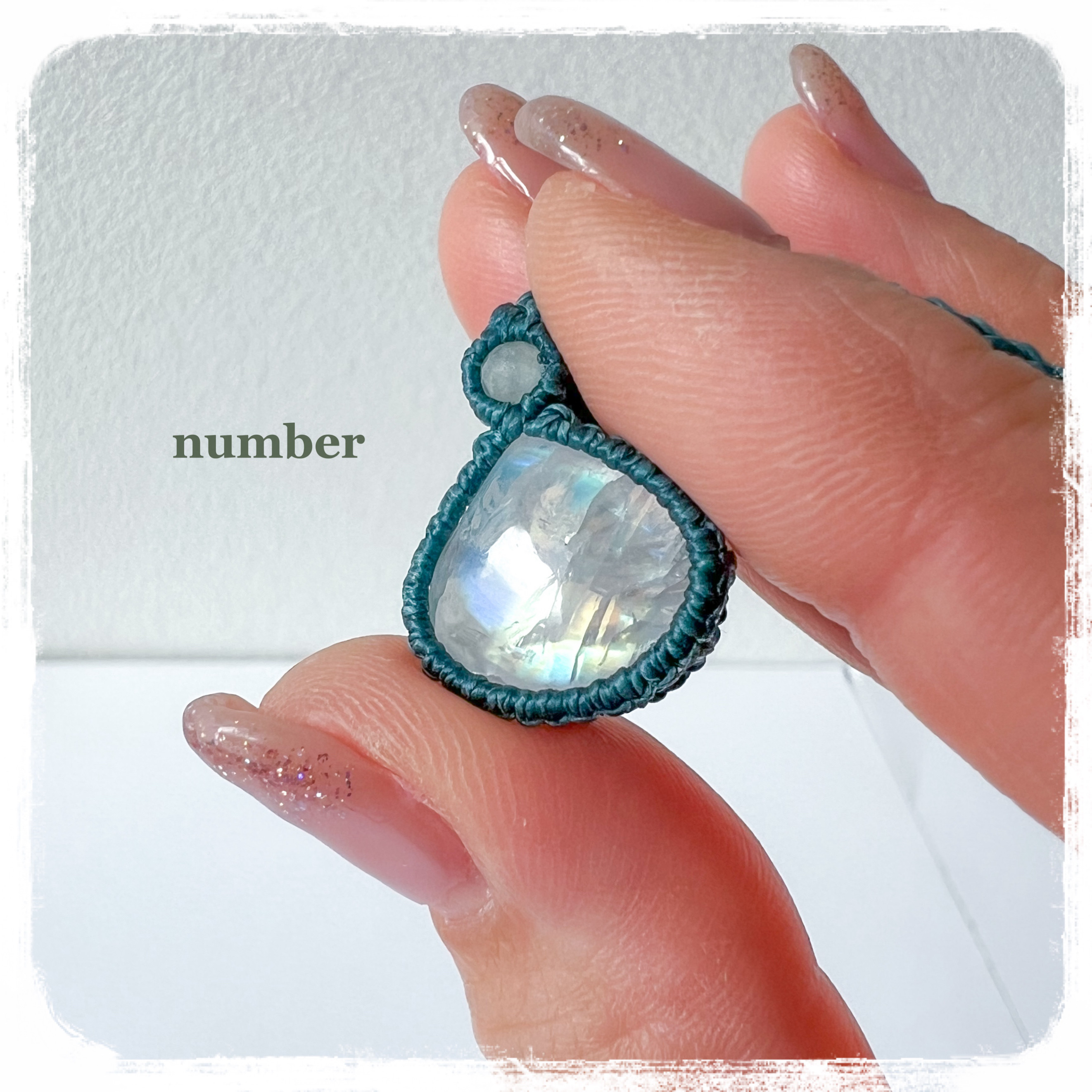 ★小さな虹を閉じ込めて★レインボームーンストーンのマクラメネックレス★