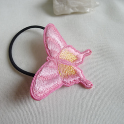 ピンクとレモンイエローのアゲハ蝶ヘアゴム 2枚目の画像