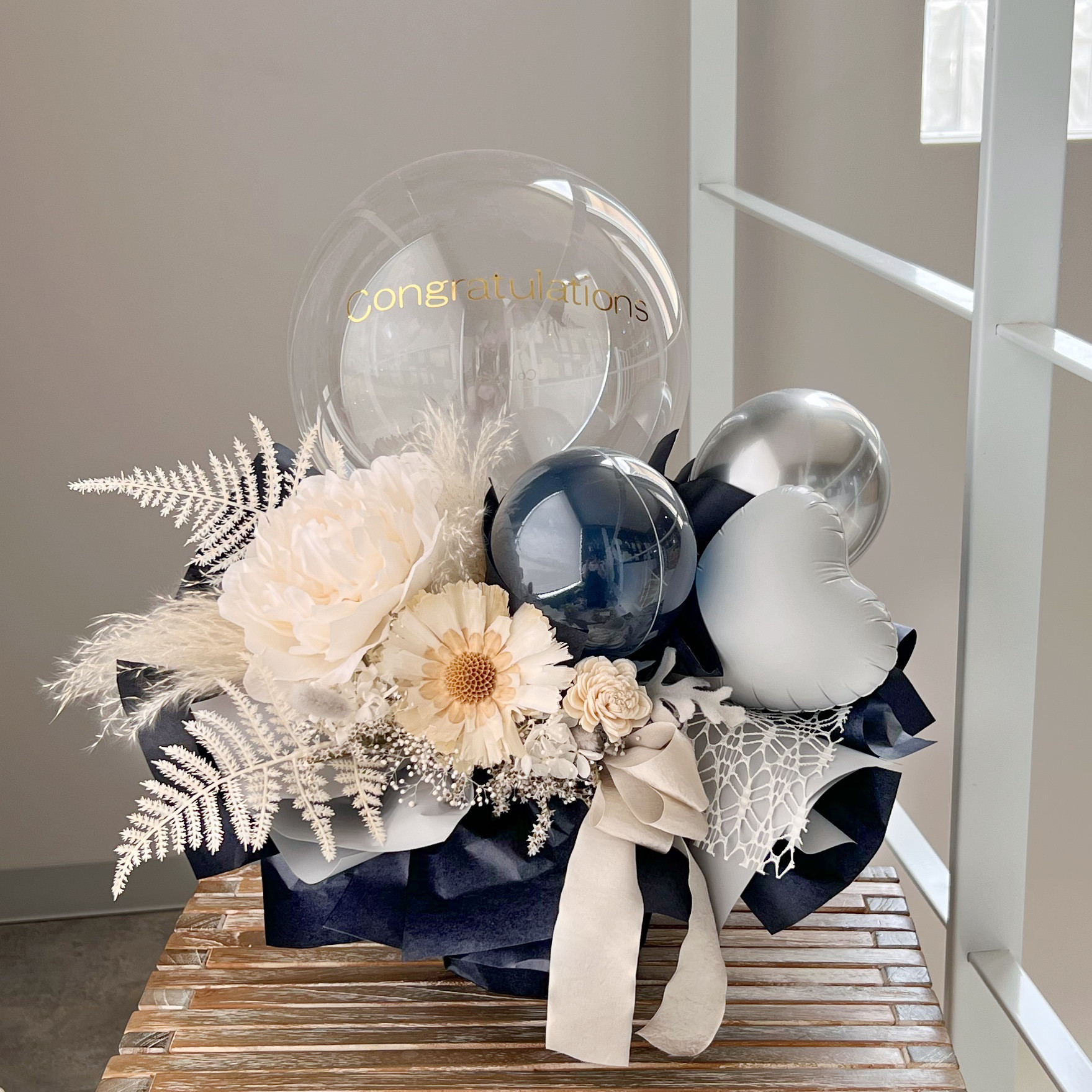 お花屋さんのバルーンフラワー　249 ネイビー　結婚祝い　誕生日　電報　祝電　開店祝い　開院祝い　開業祝い