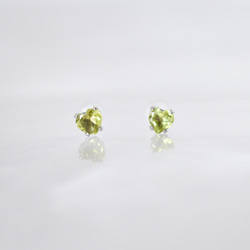 天然石ペリドットのハートピアス】黄緑/4mm/つけっぱなしOK/サージカル