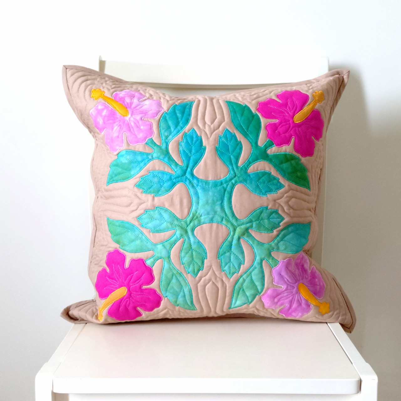 ハイビスカスのハワイアンキルト45cmクッションカバー(オークル)