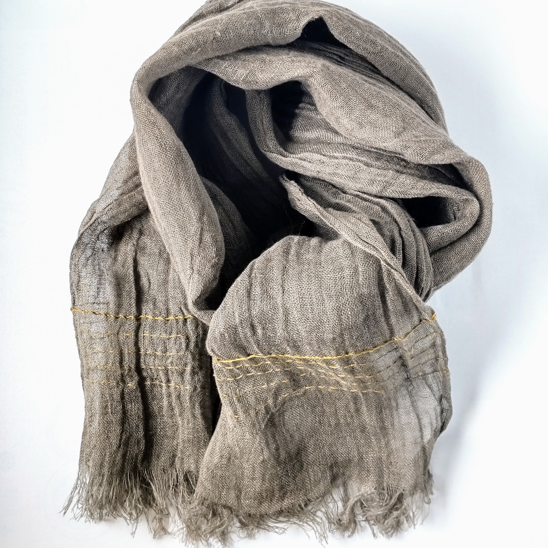 ふんわりが心地よい刺し子のリネンストール      小幅／薄   こげ茶