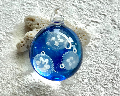 ガラスのミズクラゲネックレス青1 ペンダントトップ aicolo 通販