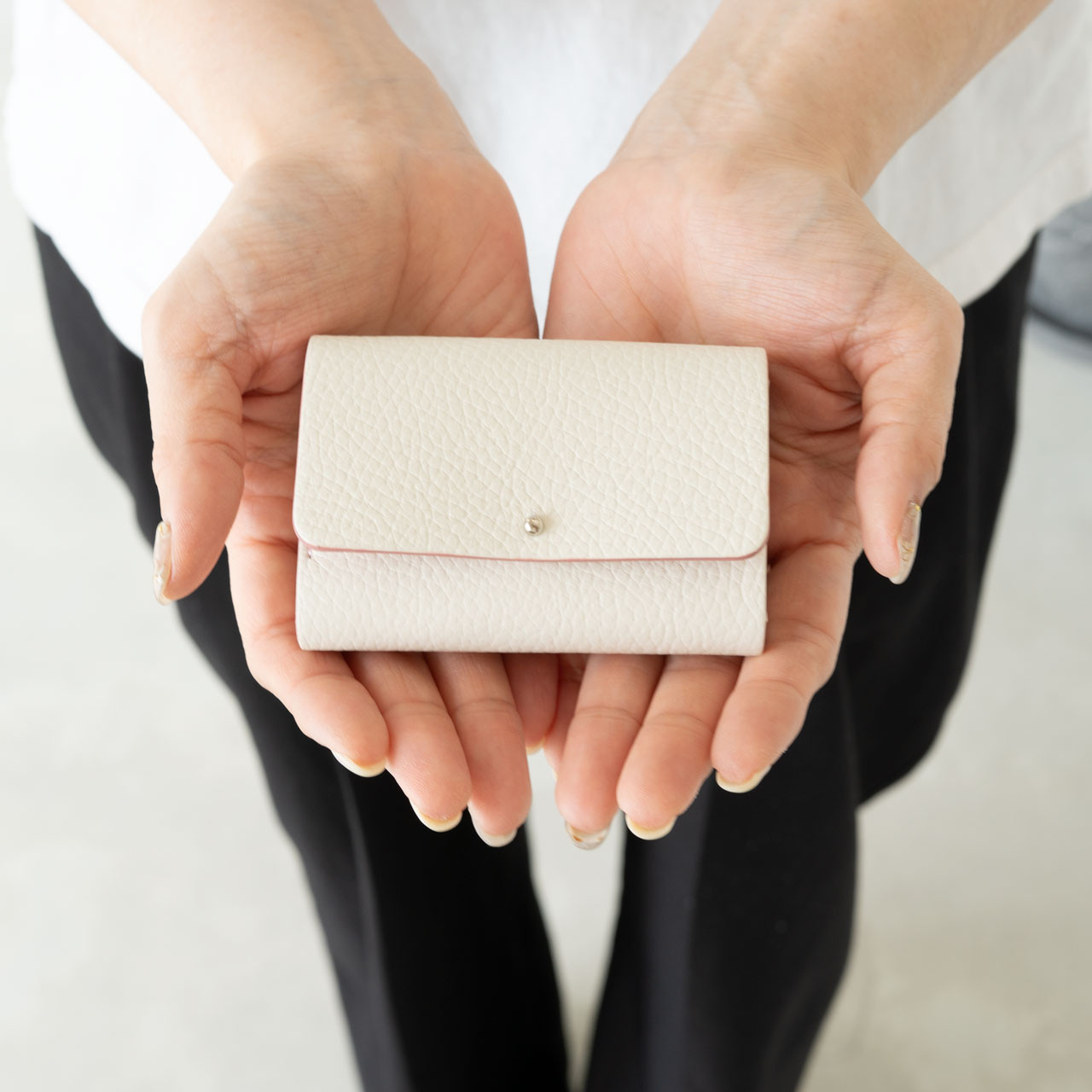 ELPE｜本革ミニ財布 三つ折り／ホワイト×サクラ 軽量ミニマル財布 癒しと優しさを感じる春色デザイン ギフトにも◎