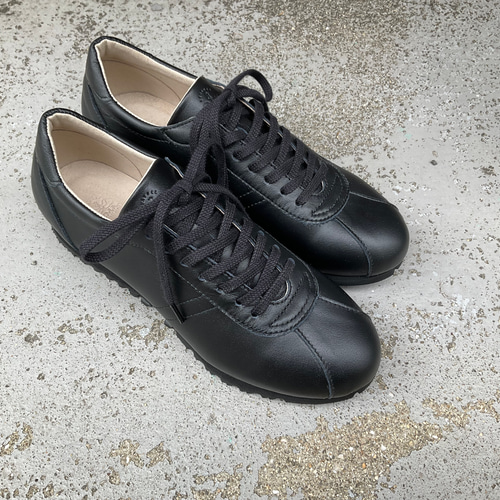 毎日使える定番ブラック/シンプルで合わせやすいレザースニーカー