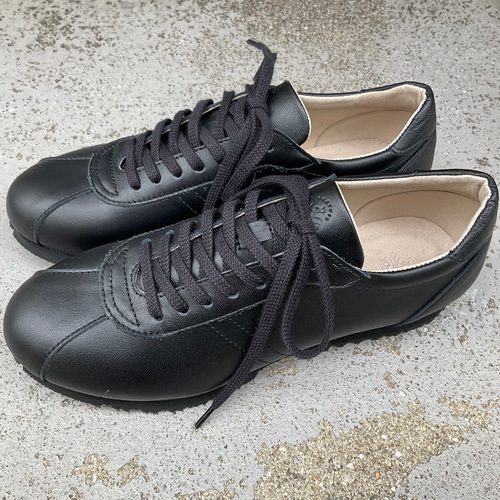 毎日使える定番ブラック/シンプルで合わせやすいレザースニーカー