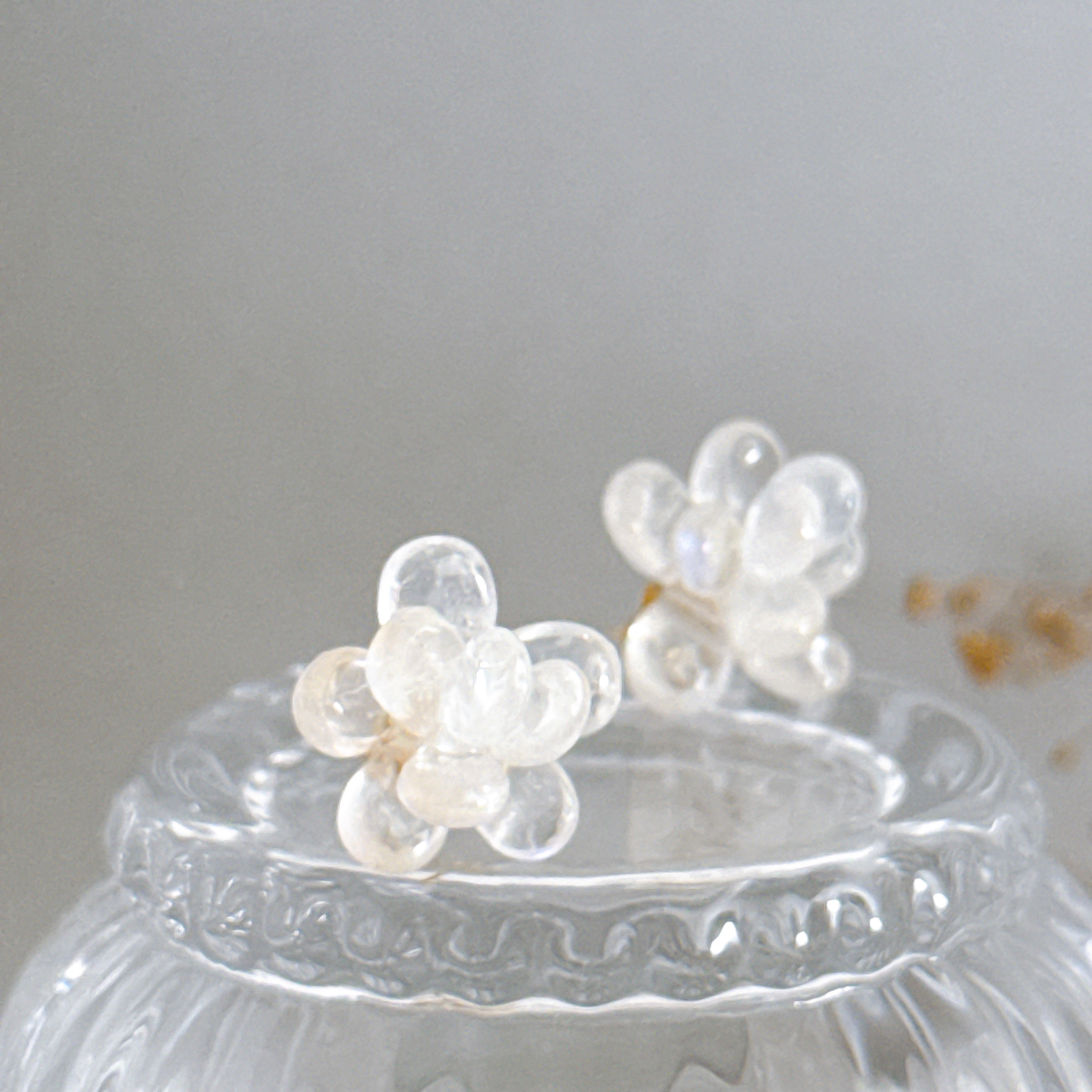 ブルームーンストーンのお花ピアス サージカルステンレス製　6月誕生石