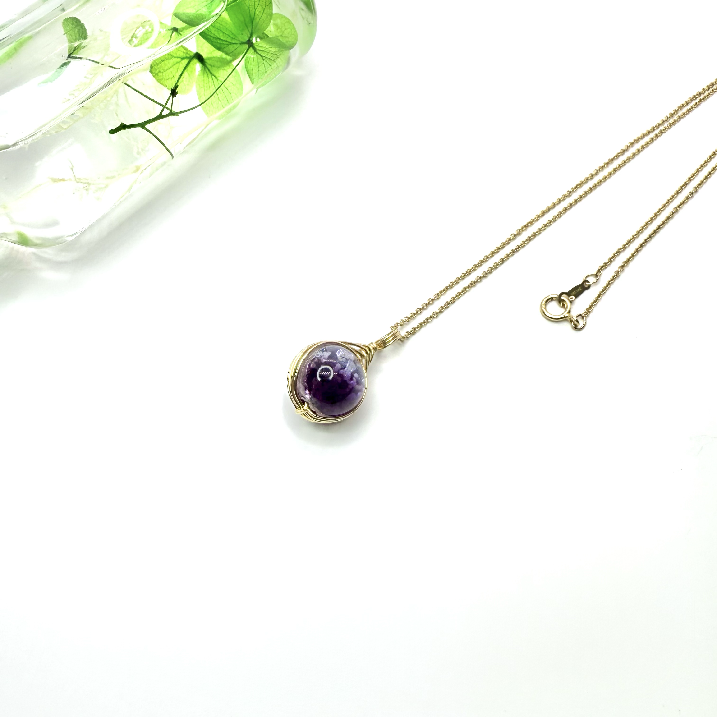 神秘的な煌めきを胸元に。大人の女性を彩る紫のホタルガラスネックレス