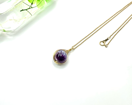 神秘的な煌めきを胸元に。大人の女性を彩る紫のホタルガラスネックレス