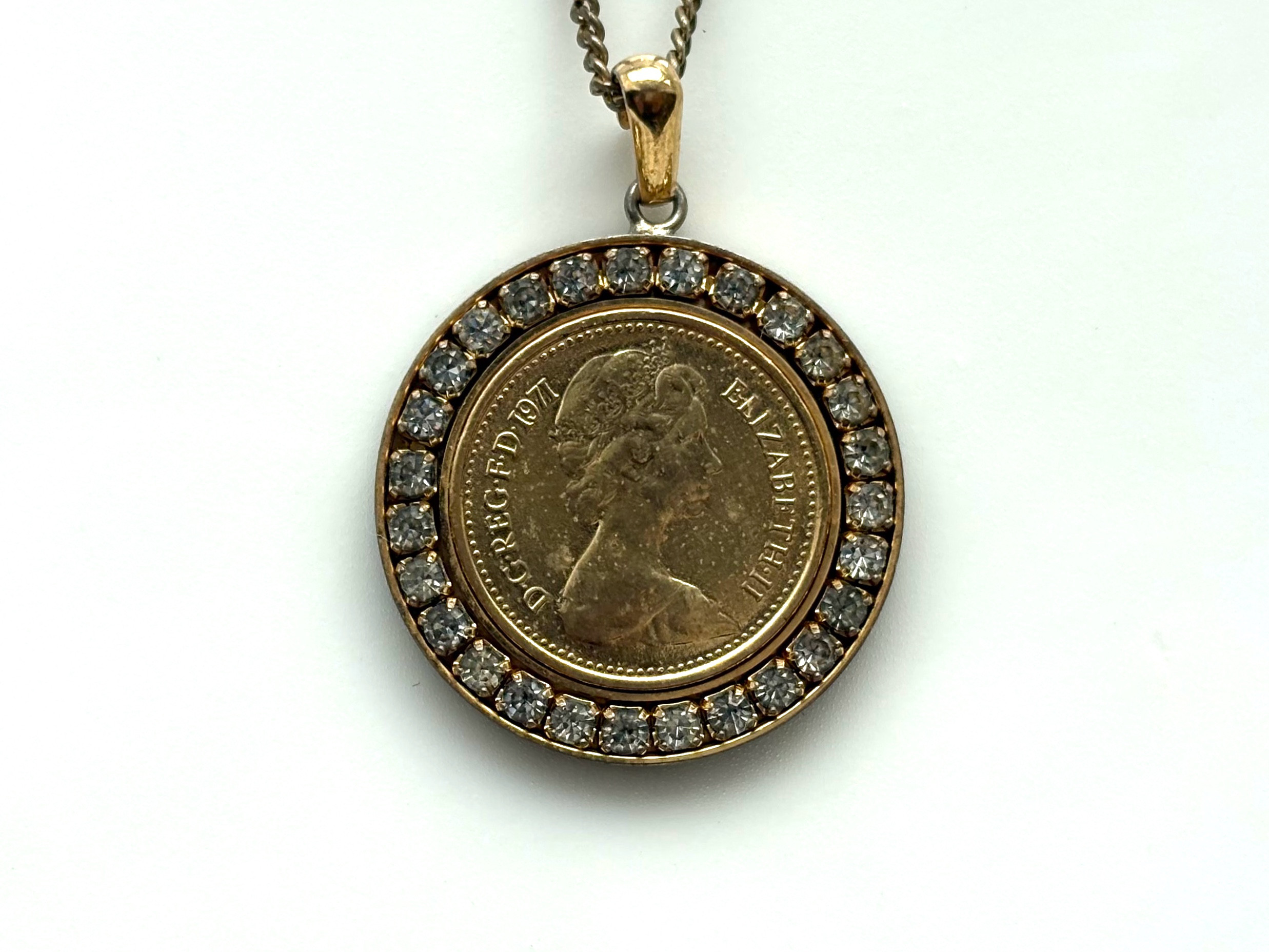 ヨーロッパの古いコインネックレス　エリザベス2世　Queen Elizabeth II　【1点】