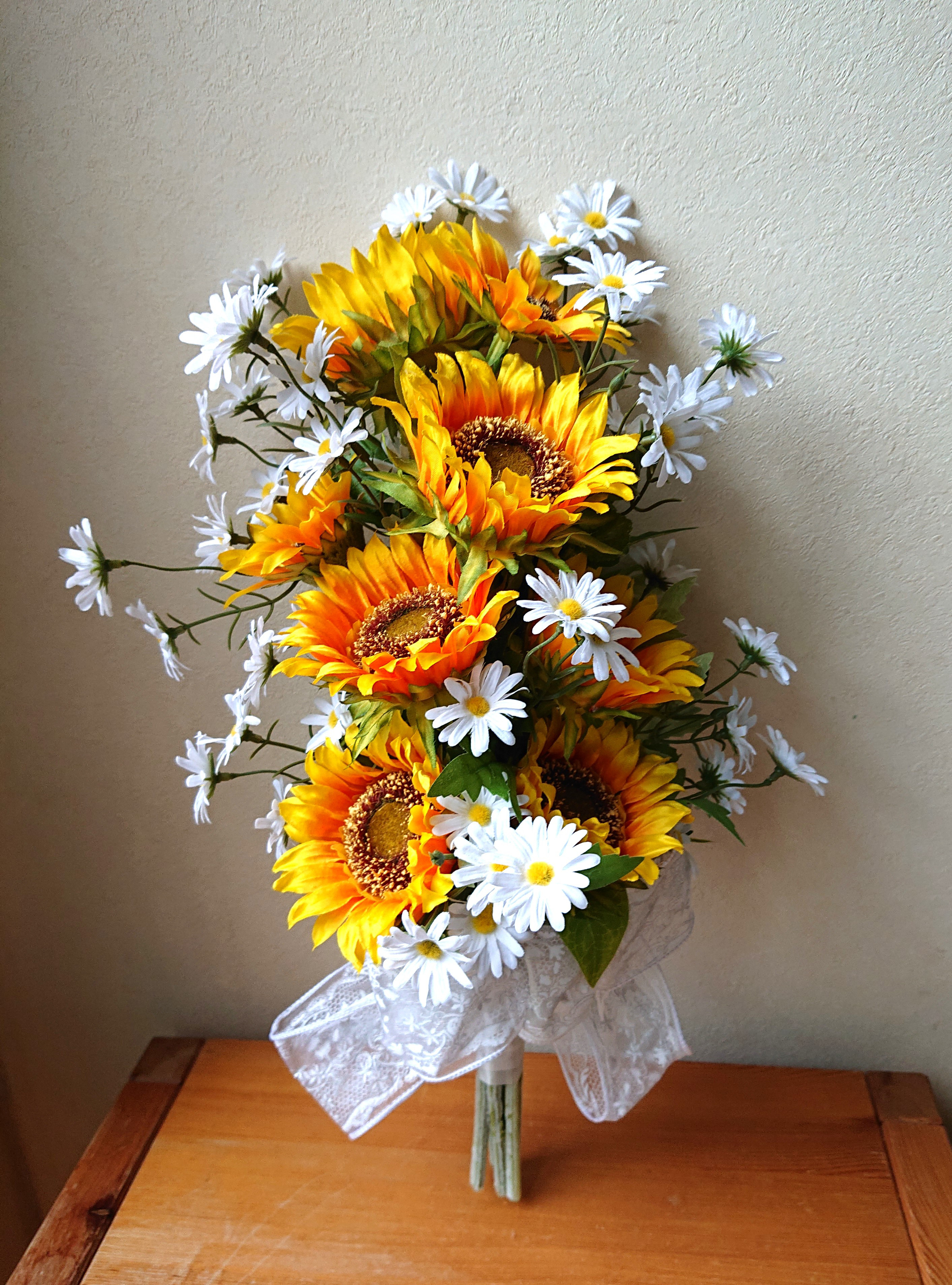 ひまわりとマーガレットのクラッチブーケ♪ブートニア付き♪生花みたいに綺麗な造花です♪高品質なのに安い