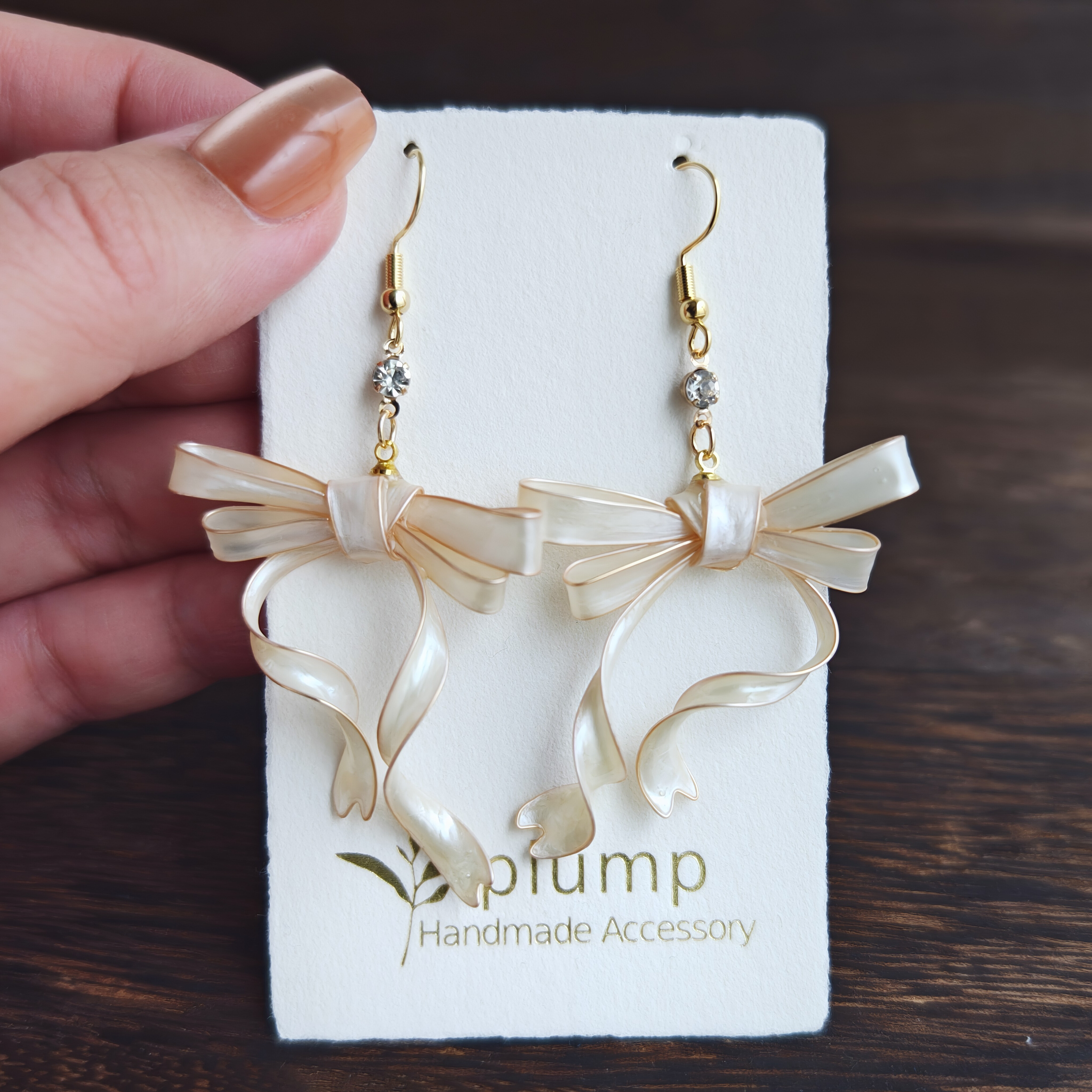 リボンピアス/イヤリング（パールホワイト）ブライダル ウェディング 結婚式 大ぶり 揺れる 大人可愛い ホワイト