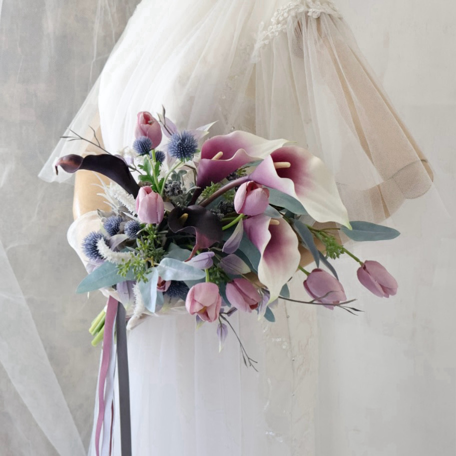 凛とした上品な大人かっこいいクラッチアームブーケ 造花ウェディングブーケ