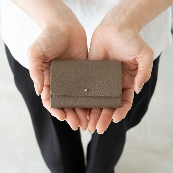 ELPE｜本革ミニ財布 三つ折り／トープ グレージュ系 手のひらサイズ 軽量 ギフト対応 大人上品 コンパクト財布 1枚目の画像