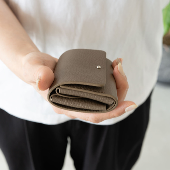 ELPE｜本革ミニ財布 三つ折り／トープ グレージュ系 手のひらサイズ 軽量 ギフト対応 大人上品 コンパクト財布 2枚目の画像